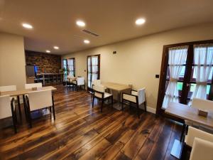 阿丰萨格拉达Albergue Casa Cuartel的一间铺有木地板并配有桌椅的用餐室