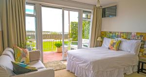 斯通黑文湾景住宿加早餐旅馆的一间卧室设有一张床和一个阳台