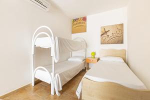 丽都玛里尼Residence Magic Sea Lido Marini的一间卧室设有两张双层床和梯子