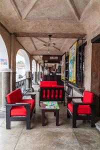 危地马拉安地瓜Hotel La Sin Ventura的门廊上一组红色的桌椅