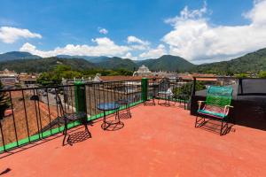 危地马拉安地瓜Hotel La Sin Ventura的山景阳台上的一组桌椅