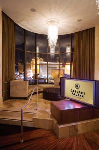 拉斯维加斯凯撒宫赌场度假酒店的带有吊灯的酒店大堂