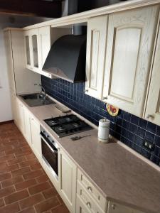 蒙特普齐亚诺Central Lovely House的厨房配有白色橱柜和炉灶烤箱。
