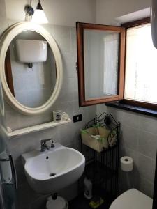 蒙特普齐亚诺Central Lovely House的一间带水槽、镜子和卫生间的浴室