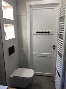 格但斯克Noclegi Gdańsk Pokoje Gościnne的白色的浴室设有卫生间和门