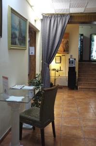 巴塞罗那欧罗巴旅馆的配有桌子、椅子和窗帘的房间