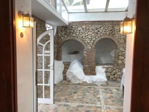 弗里希利亚纳La Casa Turquesa-Original的带石制壁炉的玻璃门客房