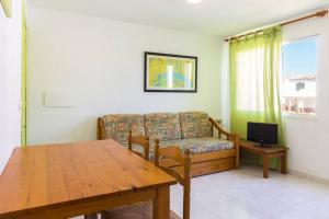 休达德亚TRANQUILO APARTAMENTO con preciosa cala en la puerta的客厅配有沙发和桌子