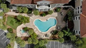 基西米Best Western Plus Orlando Lake Buena Vista South Inn & Suites的享有度假村游泳池的空中景致