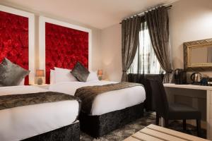 都柏林Temple Bar Lane的酒店客房设有两张床和红色的墙壁。