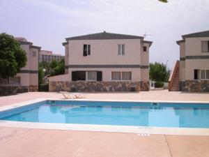 休达德亚TRANQUILO APARTAMENTO con preciosa cala en la puerta的大楼前的大型游泳池