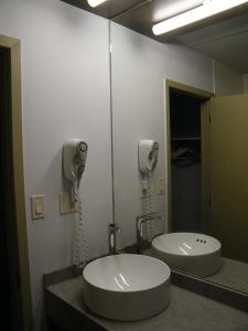 卡拉凯特奥贝尔格达莱伯酒店的浴室配有盥洗盆和吹风机