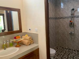 乌布唐纳德民宿的一间带水槽、淋浴和卫生间的浴室