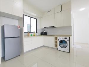 新山The M@Macrolink by Home Owner的白色的厨房配有冰箱和洗衣机
