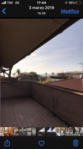 格罗塞托港Marina Apartments的享有大楼景致的阳台的照片