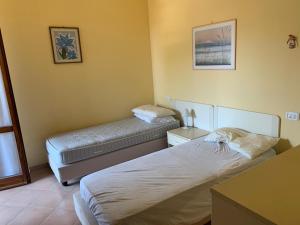 格罗塞托港Casa al mare的一间卧室,配有两张床