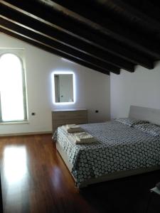 科米索Biancaura sunlight的一间卧室设有两张床,墙上设有一面镜子