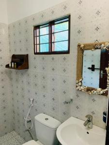 南威Zava Nungwi的一间带卫生间、水槽和镜子的浴室