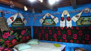 BrebPensiunea Inima Maramureșului的装饰着鲜花的客房内的一间卧室,配有一张床