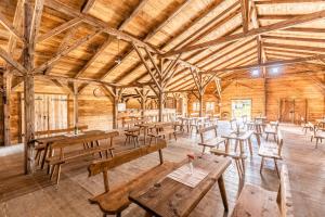 于贝尔塞Almdorado的谷仓中设有木桌和长凳的房间