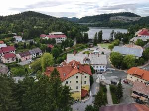 弗济内Hotel Bitoraj Fužine的享有湖畔小镇的空中景色