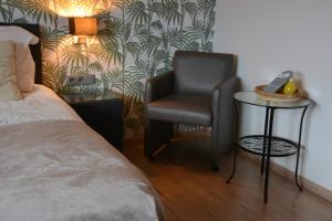 佐内贝克阿布罗狄B＆B住宿加早餐酒店的一间卧室配有一张桌子旁的床和一把椅子