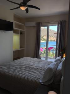 阿依亚埃夫菲亚巴拉斯公寓的一间卧室设有一张床和一个美景窗户。