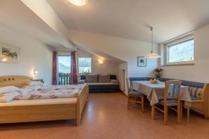 思科纳贾尼杜林斯坦旅馆的一间卧室配有两张床、一张桌子和一张沙发