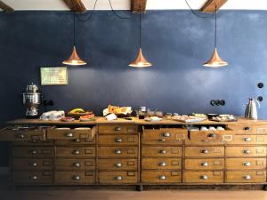 拉姆绍达赫斯坦Schweigerhof的厨房配有带木橱柜和灯具的柜台。