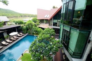清迈克里萨拉精品度假酒店的享有带游泳池的建筑的空中景致
