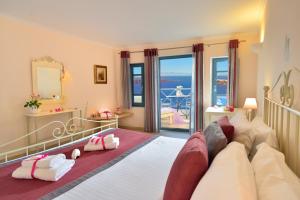 易莫洛林极乐酒店的一间卧室设有一张大床,享有海景