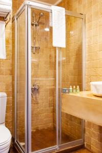尚勒乌尔法ÂLÂ HAN BOUTIQUE HOTEL的带淋浴、卫生间和盥洗盆的浴室