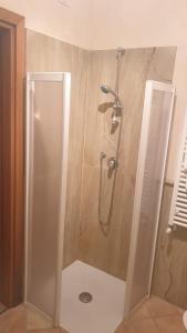卡帕尔比奥法托丽亚利瓜帝欧雷别墅酒店的浴室里设有玻璃门淋浴
