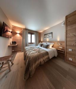 莱德萨阿尔卑斯弗洛孔酒店的一间大卧室,配有一张大床和一个窗户