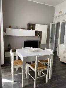 雷焦卡拉布里亚Civico 14的客厅配有白色的桌椅