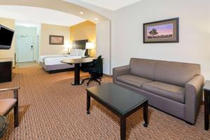 斯蒂尔沃特La Quinta by Wyndham Stillwater -University Area的酒店客房设有一张沙发和一张床