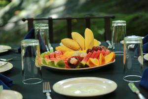 Kalawana博尔德花园旅馆的桌子上一盘水果