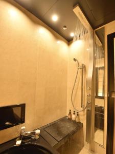 京都松井别馆的带淋浴、盥洗盆和浴缸的浴室