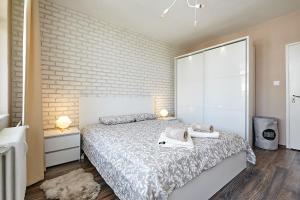 瓦尔纳Sunset Smart Home的一间卧室设有一张床和砖墙