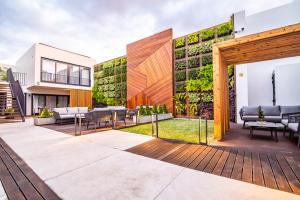 蓬塔德尔加达Villa Esmeralda的户外庭院设有家具和绿色的墙壁