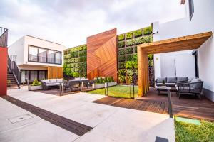 蓬塔德尔加达Villa Esmeralda的户外庭院设有家具和植物