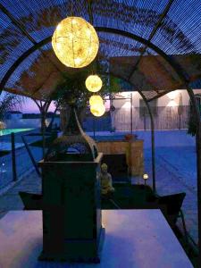 科尼尔-德拉弗龙特拉Villas Santa Ana的一个带桌子和灯的天井