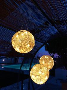 科尼尔-德拉弗龙特拉Villas Santa Ana的天花板上挂着两盏灯