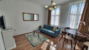 查查克Spring Rustik的客厅配有蓝色的沙发和桌子