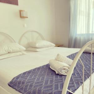 圣彼得罗斯斯帕诺斯公寓的一张带两张白色床和毛巾的床