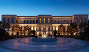 伊斯坦布尔伊斯坦布尔博斯普鲁斯海峡四季酒店的一座大型建筑,前面有一个喷泉