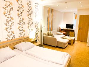 圣戈阿尔Hotel zur Loreley - Garni的酒店客房带两张床和一个客厅