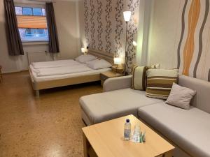 圣戈阿尔Hotel zur Loreley - Garni的客厅配有两张沙发和一张桌子