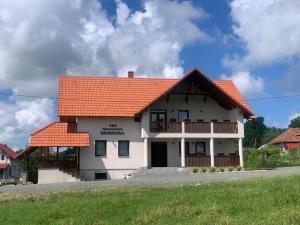 LăschiaAgropensiunea Duminora的白色房子,有橙色屋顶