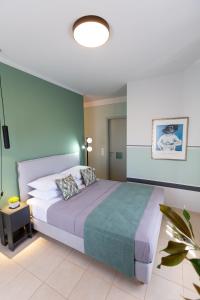 卡拉马塔Magnolia - Apartment in Kalamata的一间卧室设有一张床和绿色的墙壁